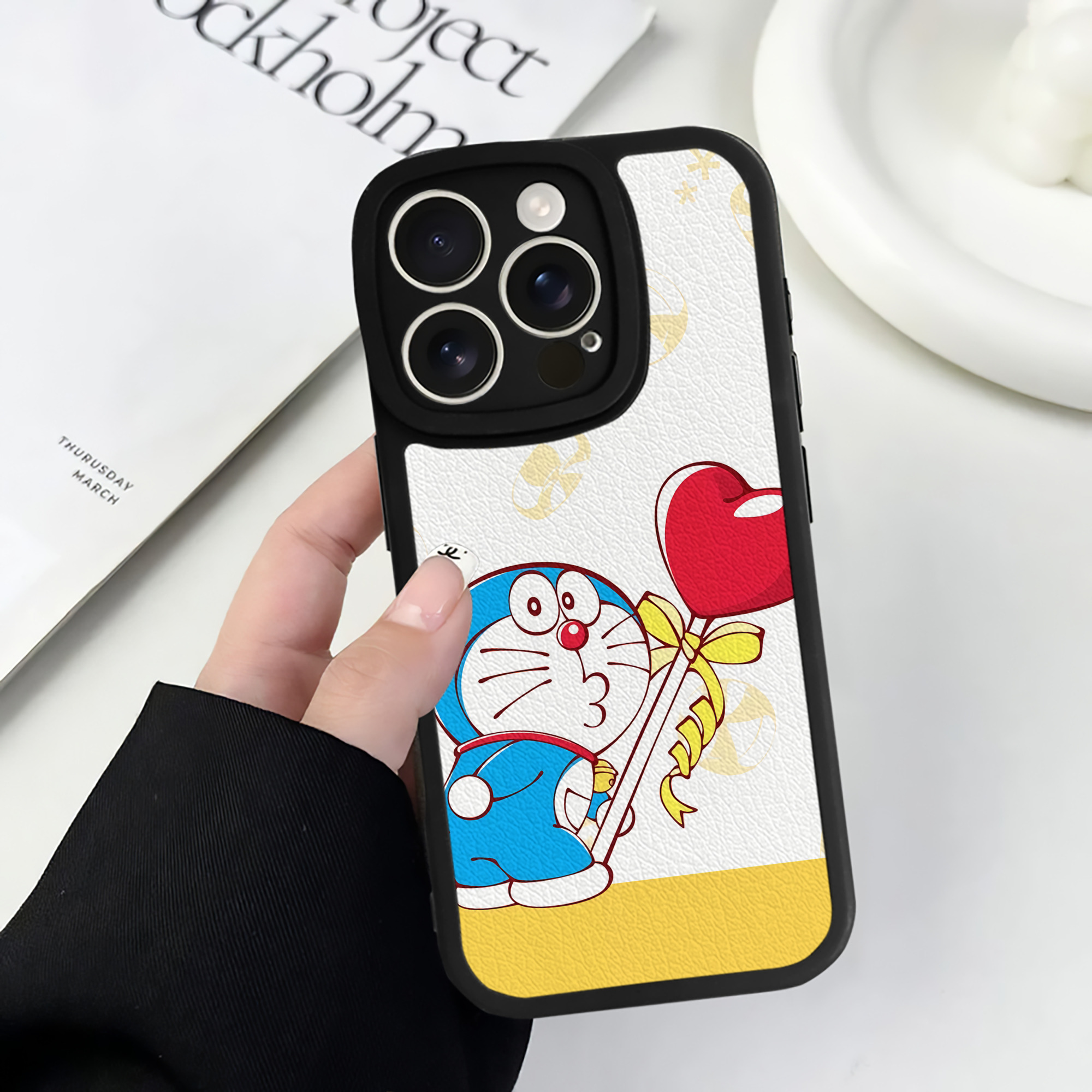 （画像用） ドラえもん Doraemon 【iPhone 16シリーズ対応】シリコンスマホケース（レザー調） 材質：シリコン